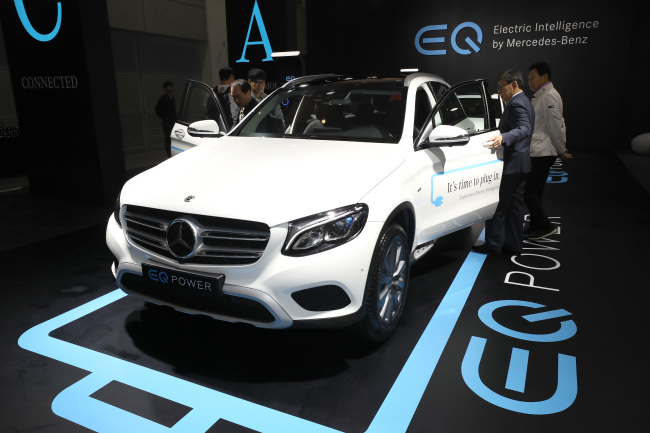 Visitors look around the New GLC 350 e4MATIC, the first EQ brand introduced by Mercedes-Benz Korea at the Electric Vehicle Expo held at Jeju Convention Center in Seogwipo, on Wednesday. (Yonhap)