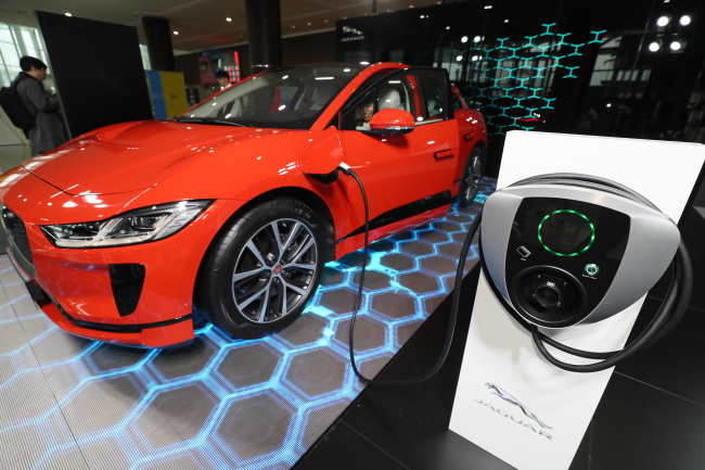 Visitors look at green cars, the I-Pace, New Range Rover Plug-in hybrids and New Range Rover Sports PHEV by Jaguar Land Rover at the Electric Vehicle Expo held at Jeju Convention Center in Seogwipo, on Wednesday. (Yonhap)