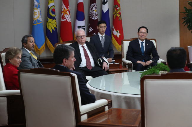 South Korean Defense Minister Song Young-moo (R) talks with U.S. lawmakers at his Seoul office on May 2, 2018. (Yonhap)