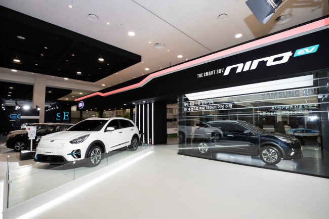Kia Motor‘s Niro EV makes its world debut at the Electric Vehicle Expo held at Jeju Convention Center in Seogwipo, on Wednesday. Yonhap