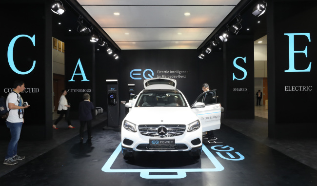 Visitors look around the New GLC 350 e4MATIC, the first EQ brand introduced by Mercedes-Benz Korea at the Electric Vehicle Expo held at Jeju Convention Center in Seogwipo, on Wednesday. (Yonhap)