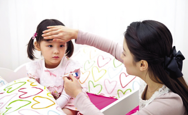매년 4~6월은 수족구병이 유행하는 시기다. 자녀가 입 안에 수포가 생겼다면 수족구병을 의심하고 바로 병원으로 가는 것이 좋다. 집단 감염성이 센 병이므로 어린이집, 유치원, 학교 등에 보내서는 안된다.  [헤럴드경제DB]