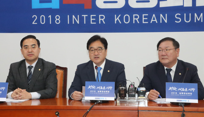 더불어민주당 우원식 원내대표가 3일 오전 국회에서 열린 정책조정회의에서 발언하고 있다.사진 왼쪽부터 박홍근 원내수석부대표, 우원식 원내대표, 김태년 정책위의장.[사진=연합뉴스]
더불어민주당 우원식 원내대표가 3일 오전 국회에서 열린 정책조정회의에서 발언하고 있다.사진 왼쪽부터 박홍근 원내수석부대표, 우원식 원내대표, 김태년 정책위의장.[사진=연합뉴스]