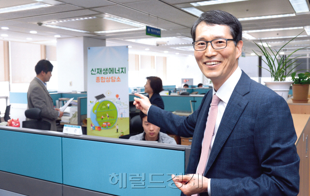 강남훈 한국에너지공단 이사장이 최근 헤럴드경제와의 대담에서 우리나라 재생에너지 비중을 2030년까지 전체 에너지 발전량의 20%로 높여나가는 이행계획을 포함해 정부의 새로운 에너지정책 전반에 대해 소상하게 설명하고 있다.  정희조 기자/checho@heraldcorp.com