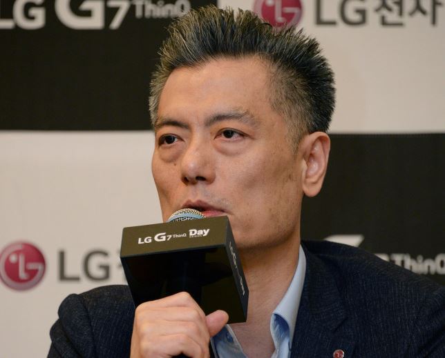 LG’s smartphone head Hwang Jeong-hwan speaks during a press conference in Seoul on Thursday. (LG Electronics)