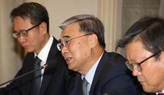 Former Unification Minister Lee Jong-seok (center) speaks during a parliamentary forum at the National Assembly in Seoul on May 3, 2018. (Yonhap)