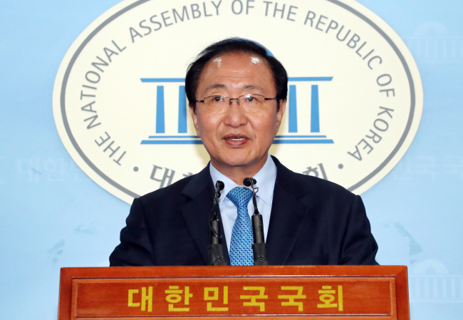 평화와정의모임 노회찬 원내대표가 3일 국회 정론관에서 원내교섭단체대표 회동을 촉구하는 긴급 기자회견을 하고 있다.[사진=연합뉴스]
평화와정의모임 노회찬 원내대표가 3일 국회 정론관에서 원내교섭단체대표 회동을 촉구하는 긴급 기자회견을 하고 있다.[사진=연합뉴스]