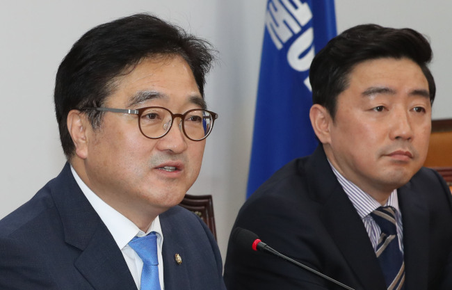 더불어민주당 우원식 원내대표가 3일 오후 국회 원내대표실에서 원내 상황 관련 긴급 기자간담회를 열고, 자유한국당 김성태 원내내표의 단식 방침에 대해 "특검 수용 요구 단식은 국회 정상화 포기 선언"이라며 비판하고 있다. (사진=연합뉴스)