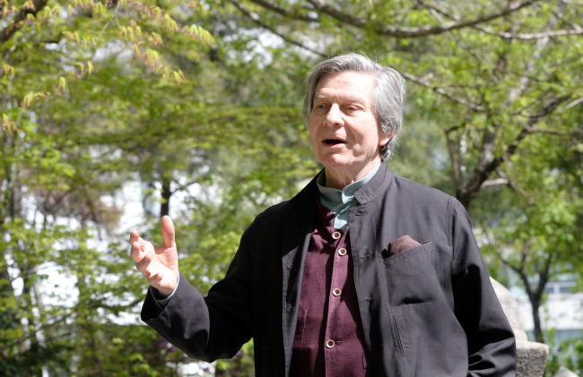 French intellect and author Guy Sorman speaks with The Korea Herald in Seoul on April 18. (Park Hyun-koo/ The Korea Herald)
