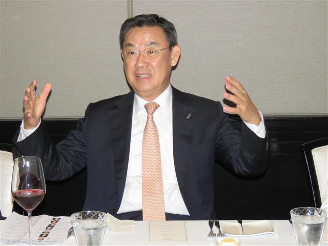 제51차 아시아개발은행(ADB) 연차총회 참석차 필리핀 마닐라를 방문 중인 김태영 은행연합회장이 3일(현지시간) 저녁 마닐라 페닌슐라호텔에서 열린 기자간담회에서 은행업계의 주요 현안에 대해 설명하고 있다.  [제공=은행연합회]