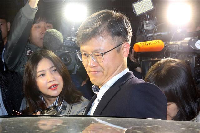 4일 오전 5시 서울 구로구 천왕동 남부구치소에서 출소해 귀가하는 정호성 전 청와대 부속비서관.  [연합뉴스]