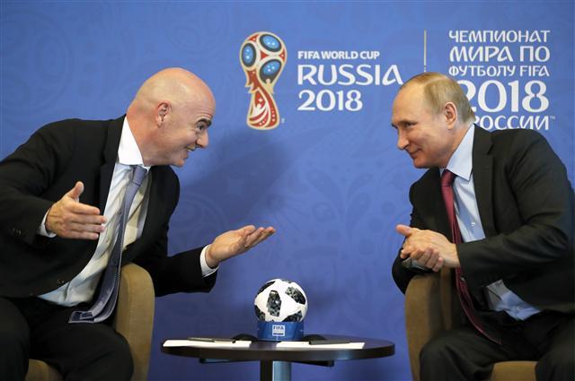 <YONHAP PHOTO-0564> SOCHI, RUSSIA ? MAY 3, 2018: FIFA President Gianni Infantino (L) and Russia's President Vladimir Putin during a meeting. Mikhail Metzel/TASS/2018-05-04 02:11:51/ <저작권자 ⓒ 1980-2018 ㈜연합뉴스. 무단 전재 재배포 금지.>