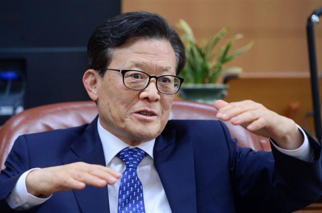 백종천 세종연구소 이사장이 2일 성남시 세종연구소에서 가진 헤럴드경제와 인터뷰에서 ‘2018 남북정상회담’에 대한 감회를 밝히고 있다. 참여정부 때 청와대 통일ㆍ외교ㆍ안보정책실장을 지낸 백 이사장은 “2007 남북 정상회담을 열기까지 숱한 어려움이 있었는데, 이번에는 더 그 과정이 쉽지 않았다”며 “마치 드라마를 보는 것 같다. 그래서 감회가 새롭고, 대화가 희망적으로 잘 풀리기를 기대해본다”고 말했다.    이상섭 기자/babtong@heraldcorp.com