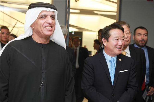 3일 오전 UAE 라스알카이마의 셰이크 사우드 국왕(왼쪽)과 코오롱 이웅열 회장이 서울 마곡 코오롱 ‘원앤온리 타워’를 찾아 인보사 연구시설을 함께 둘러보고 있다.  [제공=코오롱]
