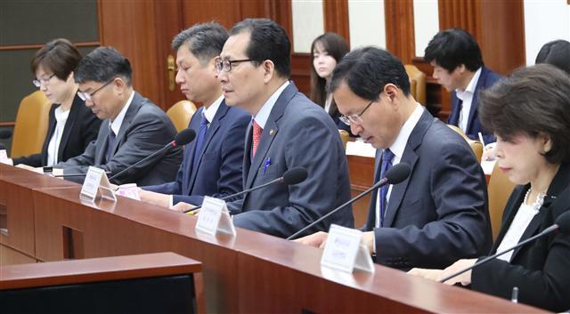 <YONHAP PHOTO-2691> 물가관계차관회의 주재하는 고형권 기재부 차관 (서울=연합뉴스) 김승두 기자 = 고형권 기획재정부 1차관(오른쪽에서 세 번째) 주재로 4일 오전 서울 세종로 정부서울청사에서 열린 물가관계차관회의에서 고 차관이 발언하고 있다. 2018.5.4 kimsdoo@yna.co.kr/2018-05-04 09:31:39/ <저작권자 ⓒ 1980-2018 ㈜연합뉴스. 무단 전재 재배포 금지.>