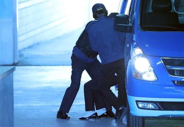 <YONHAP PHOTO-2726> 차에서 내리다 넘어진 최순실 (서울=연합뉴스) 김도훈 기자 = 박근혜 정부 국정농단 사건으로 1심에서 징역 20년 벌금 180억원을 선고받은 최순실 씨가 4일 오전 서울 서초구 서울고등법원에서 열린 항소 속행공판에 출석하기 위해 차에서 내리다 넘어져 일어나고 있다. 2일 예정됐던 공판은 법원이 최 씨의 불출석 사유서를 받아들여 취소된 바 있다. 또한 최 씨는 지난달 25일 열린 항소심 재판에서는 건강상의 이유로 병원 진단서를 제출하고 법정에 출석하지 않았다. 2018.5.4 superdoo82@yna.co.kr/2018-05-04 09:41:37/ <저작권자 ⓒ 1980-2018 ㈜연합뉴스. 무단 전재 재배포 금지.>