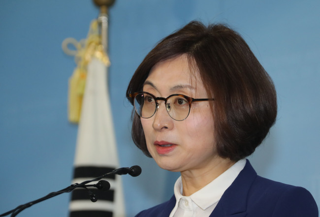 조직폭력배 출신 사업가로부터 차량 유지비 등을 지원받은 의혹이 제기된 더불어민주당 은수미 성남시장 후보가 4일 오전 국회 정론관에서 성남시장선거 출마 선언 기자회견을 하고 있다. (사진=연합뉴스)