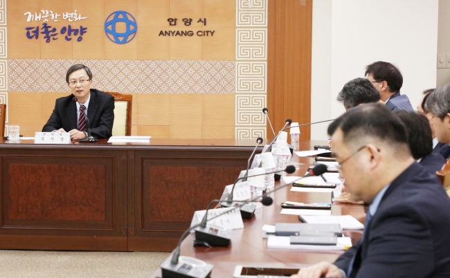 이진찬 안양부시장이 안양시장 권한대행을 맡아 확대간부회의를 주재하고있다.[사진=안양시 제공]
이진찬 안양부시장이 안양시장 권한대행을 맡아 확대간부회의를 주재하고있다.[사진=안양시 제공]