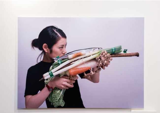 오자와 츠요시, Vegetable W eapon: Saury Fish Ball Hot Pot Tokyo, Type C print, 113x156cm, 2001 [사진제공=헬로우뮤지움]
