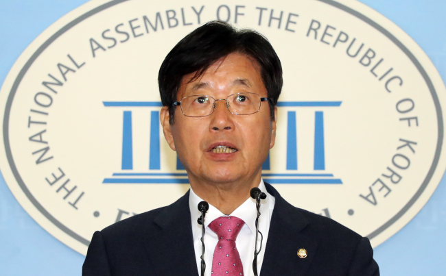 자유한국당 강길부 의원이 3일 국회 정론관에서 홍준표 대표의 사퇴를 요구하는 기자회견을 하고 있다.[사진=연합뉴스]
자유한국당 강길부 의원이 3일 국회 정론관에서 홍준표 대표의 사퇴를 요구하는 기자회견을 하고 있다.[사진=연합뉴스]