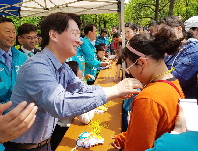 안철수 바른미래당 서울시장 후보가 5일 서울 광진구 어린이대공원 후문에서 미아방지 표식 달아주기 행사를 하고 있다.[사진=연합뉴스]
안철수 바른미래당 서울시장 후보가 5일 서울 광진구 어린이대공원 후문에서 미아방지 표식 달아주기 행사를 하고 있다.[사진=연합뉴스]