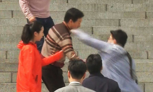 '드루킹'특검을 요구하며 국회 본청 앞에서 단식농성 중인 자유한국당 김성태 원내대표가 5일 신원미상의 한 남성에게 턱을 가격당하고 있다. [제공=연합뉴스]
'드루킹'특검을 요구하며 국회 본청 앞에서 단식농성 중인 자유한국당 김성태 원내대표가 5일 신원미상의 한 남성에게 턱을 가격당하고 있다. [제공=연합뉴스]