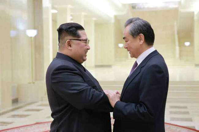 김정은 국무위원장이 지난 3일 방북한 왕이(王毅) 중국 외교 담당 국무위원 겸 외교부장을 만나고 있다.[사진=연햡뉴스]
김정은 국무위원장이 지난 3일 방북한 왕이(王毅) 중국 외교 담당 국무위원 겸 외교부장을 만나고 있다.[사진=연햡뉴스]
