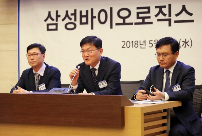 Samsung BioLogics executives speak during an emergency press meeting held on May 2 at the Korea Chamber of Commerce and Industry.
(Yonhap)