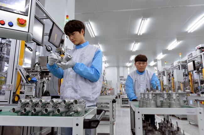Workers at a production line of Hyundai Mobis in South Chungcheong Province. (Yonhap)