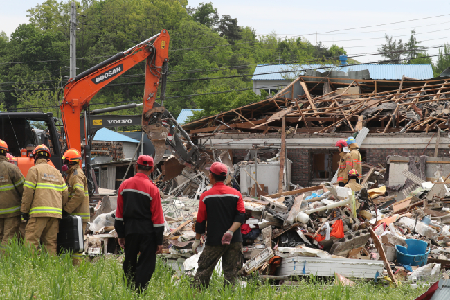 Firefighters investigate the scene of the explosion in Yangju, north of Seoul, on May 7, 2018. (Yonhap)