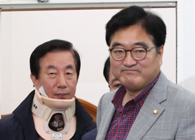 더불어민주당 우원식 원내대표(오른쪽)와 자유한국당 김성태 원내대표가 7일 오전 국회 운영위원장실에서 열린 여야 4개 교섭단체 원내대표회동에 입장하고 있다. (사진=연합뉴스)
