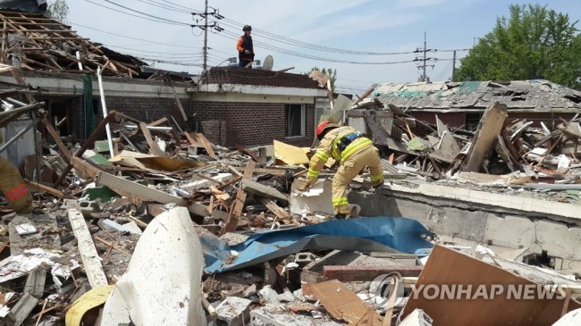 7일 오전 경기도 양주시 봉양동의 주택가에서 LP가스 폭발로 추정되는 사고가 나 소방관이 인명수색 중이다.2018.5.7 [양주소방서 제공=연합뉴스]