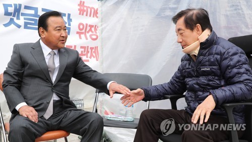 이완구 전 국무총리(왼쪽)가 7일 오전 '드루킹'특검을 요구하며 국회 본청앞에서 단식농성을 이어가는 자유한국당 김성태 원내대표를 찾아 손잡고 있다. 2018.5.7 (사진=연합뉴스)