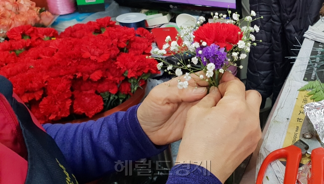 [노량진 꽃집에서 판매하는 2000원짜리 꽃 코사지. 김유진 기자/kacew@heraldcorp.com]