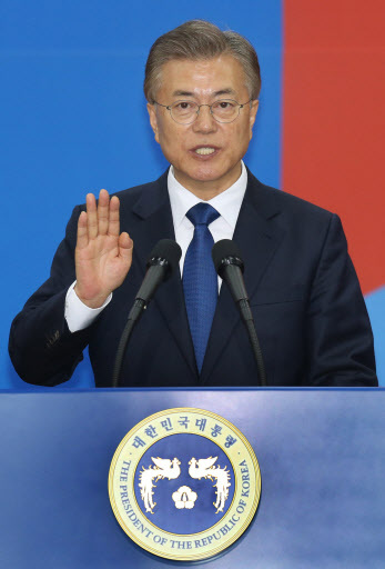 문재인 정부가 10일로 출범 1주년을 맞는다. 사진은 문재인 대통령이 작년 5월 10일 국회 본청 로텐더홀에서 제19대 대통령 취임 선서를 하는 모습. [연합뉴스]