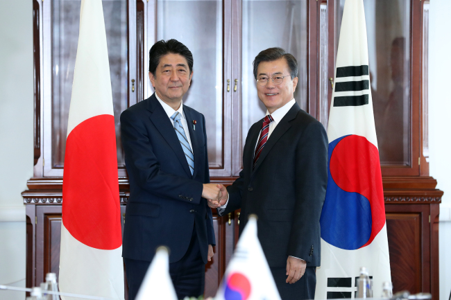 South Korean President Moon Jae-in, right, and Japanese Prime Minister Shinzo Abe (Yonhap)
