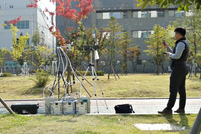 지난해 수원산업단지 일원 악취 측정 모습.[사진=수원시 제공]
지난해 수원산업단지 일원 악취 측정 모습.[사진=수원시 제공]