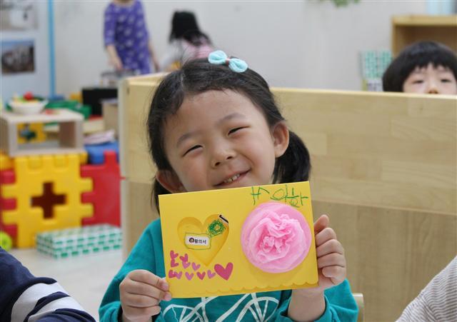 <YONHAP PHOTO-3011> '부모님 드릴 꽃과 카드 만들어요' (서울=연합뉴스) 서울 종로구 서린동 소재 SK행복어린이집 원아들이 어버이날을 앞두고 부모님께 드릴 꽃과 카드를 만든 후 웃고 있다. 2018.5.7 [SK그룹 제공=연합뉴스) photo@yna.co.kr/2018-05-07 12:45:16/ <저작권자 ⓒ 1980-2018 ㈜연합뉴스. 무단 전재 재배포 금지.>