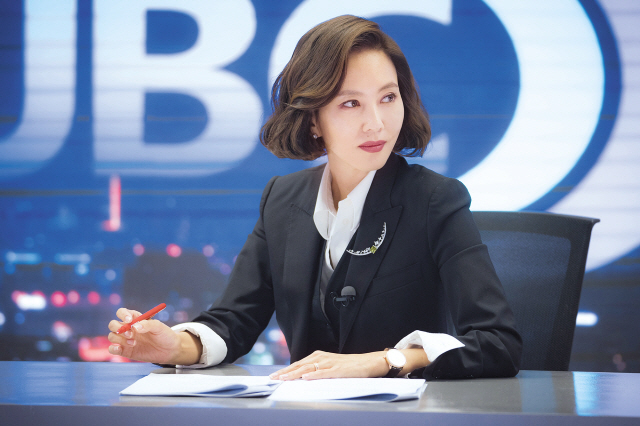 도회적인 이미지가 강한 김남주. 그는 작품 하나 할 때마다 임팩트가 대단하다. 2001년 ‘그 여자네 집’에서 인테리어 디자이너를 연기한 이후 8년만에 출연한 ‘내조의 여왕’과 ‘역전의 여왕’ ‘넝쿨째 쿨러온 당신’ 세 작품을 내리 박지은 작가와 함께 성공시켰다.