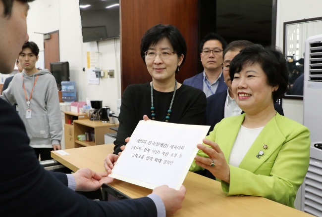 Cho Bae-sook (far right), Chairperson of the Party for Democracy and Peace, submits on Tuesday a resolution that calls for inviting North Korean athletes to a national sports event to be held in the southwestern city of Iksan in October. (Yonhap)