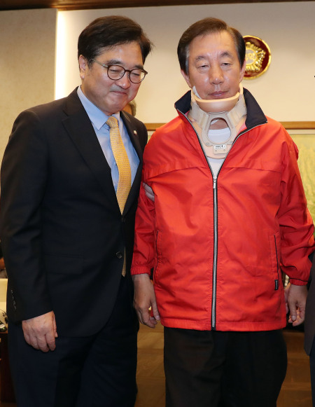 8일 오전 국회 의장접견실에서 열린 국회의장·교섭단체 원내대표 회동에서 더불어민주당 우원식 원내대표가 자유한국당 김성태 원내대표를 부축하고 있다. [사진=연합뉴스]