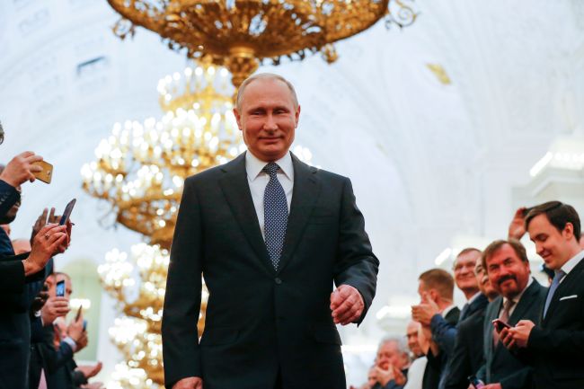 Russian president-elect Vladimir Putin walks to take the oath of office during a ceremony at the Kremlin in Moscow on May 7, 2018. (AFP-Yonhap)