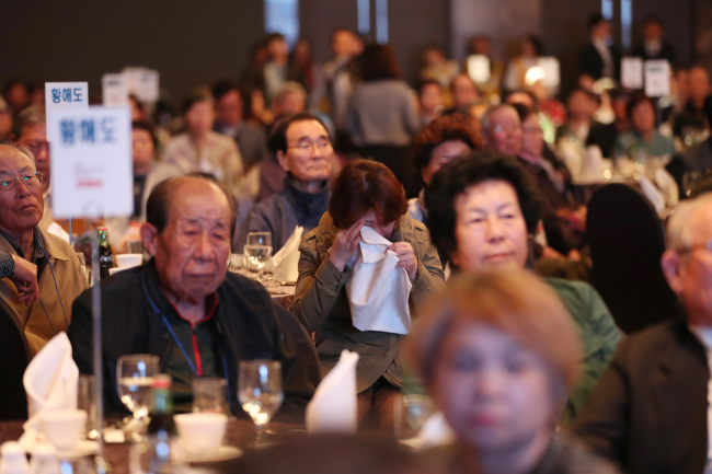 South Korean members of families separated by the 1950-53 Korean War participate in a gathering jointly arranged by the Ministry of Unification and the Korean Red Cross on April 10 in Suwon. Yonhap