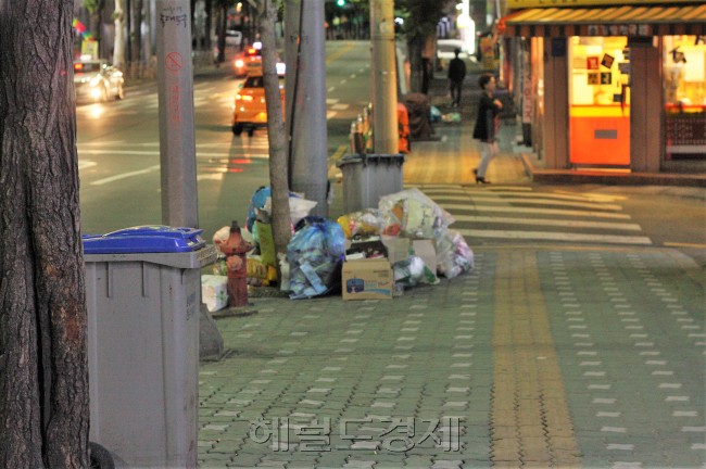 [뉴스탐색] 쓰레기장 된 도로변…폐지노인들도 ‘돈되는 것’만 집어가