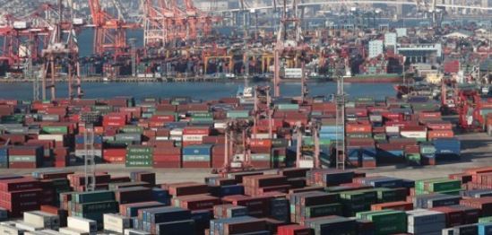 This undated file photo shows shipping containers piled up and waiting for shipment in South Korea's southeastern port of Busan. (Yonhap)