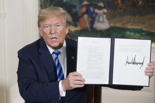 <YONHAP PHOTO-4036> epaselect epa06720241 US President Donald J. Trump holds up a national security presidential memorandum on Iran that he just signed in the Diplomatic Reception Room of the White House in Washington, DC, USA, 08 May 2018. Trump announced plans to pull out of Iran nuclear deal. Trump announced that he will reimpose sanctions that had been waived under the Iran nuclear deal. Five nations including the United States worked out a deal with Iran in 2015 that withdrew sanctions. EPA/MICHAEL REYNOLDS/2018-05-09 06:31:02/ <저작권자 ⓒ 1980-2018 ㈜연합뉴스. 무단 전재 재배포 금지.>
<YONHAP PHOTO-4036> epaselect epa06720241 US President Donald J. Trump holds up a national security presidential memorandum on Iran that he just signed in the Diplomatic Reception Room of the White House in Washington, DC, USA, 08 May 2018. Trump announced plans to pull out of Iran nuclear deal. Trump announced that he will reimpose sanctions that had been waived under the Iran nuclear deal. Five nations including the United States worked out a deal with Iran in 2015 that withdrew sanctions. EPA/MICHAEL REYNOLDS/2018-05-09 06:31:02/ <저작권자 ⓒ 1980-2018 ㈜연합뉴스. 무단 전재 재배포 금지.>