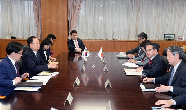 백운규 산업통상자원부 장관이 8일 오후 일본 동경 경제산업성에서 세코 히로시게(世耕弘成) 일본 경제산업성 대신과 한일 산업통상장관 회담을 갖고 양국간 경제협력 현안에 대해 의견을 나누고 있다.  [제공=산업통상자원부]