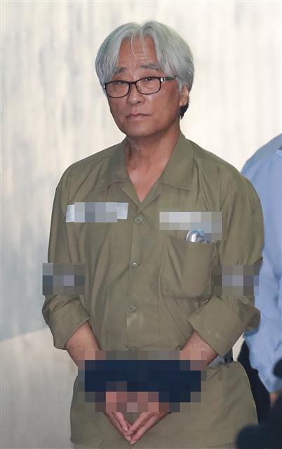 <YONHAP PHOTO-4670> 법정 향하는 이윤택 (서울=연합뉴스) 홍해인 기자 = 극단 단원들을 상습적으로 성추행한 혐의로 구속기소 된 연극연출가 이윤택 전 연희단거리패 예술감독이 9일 오전 서울 서초동 중앙지법에서 열린 첫 공판준비기일에 출석하고 있다. 2018.5.9 hihong@yna.co.kr/2018-05-09 09:59:29/ <저작권자 ⓒ 1980-2018 ㈜연합뉴스. 무단 전재 재배포 금지.>
