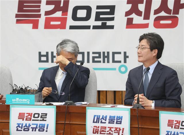 바른미래당 김동철 원내대표가 9일 오전 국회에서 열린 최고위원-중진의원 연석회의에서 눈을 비비고 있다. 여야는 전날 국회 공전 사태 해법을 찾기 위해 마라톤 협상을 벌였지만 끝내 합의를 보지 못하고 국회 정상화를 이루는 데 실패했다.  [연합뉴스]