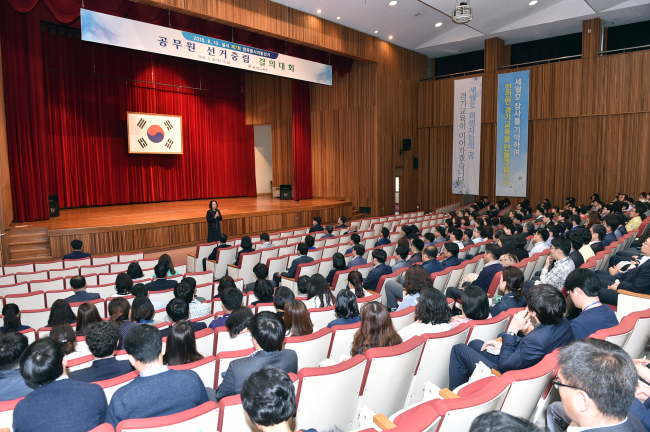 경기도교육청 공무원은 9일 지방선거 중립 결의대회를 가졌다.[사진=경기도교육청 제공]
경기도교육청 공무원은 9일 지방선거 중립 결의대회를 가졌다.[사진=경기도교육청 제공]